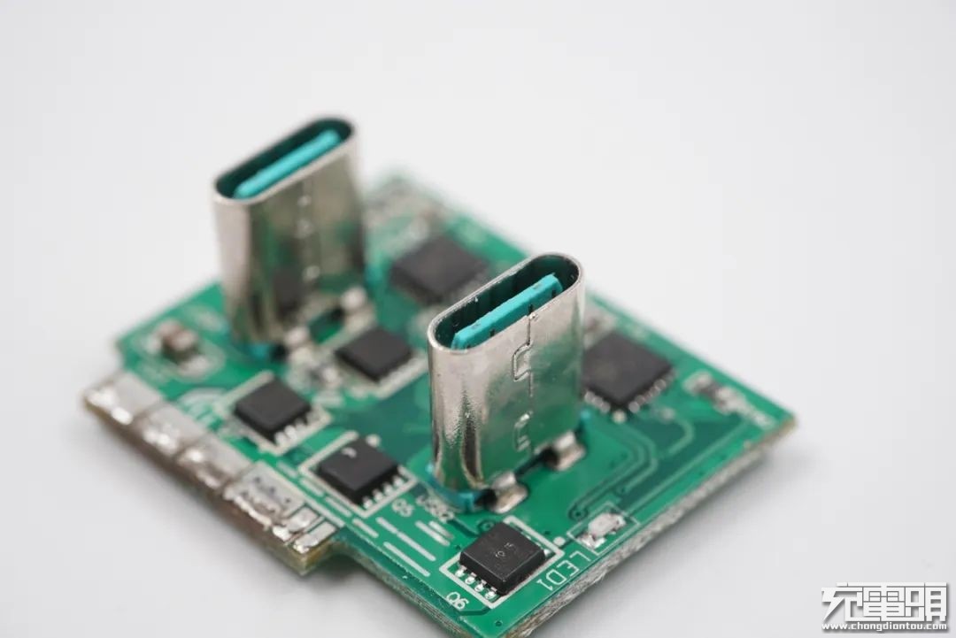 拆解报告：RAVPOWER 90W双USB-C口PD快充充电器RP-CPCN001-充电头网
